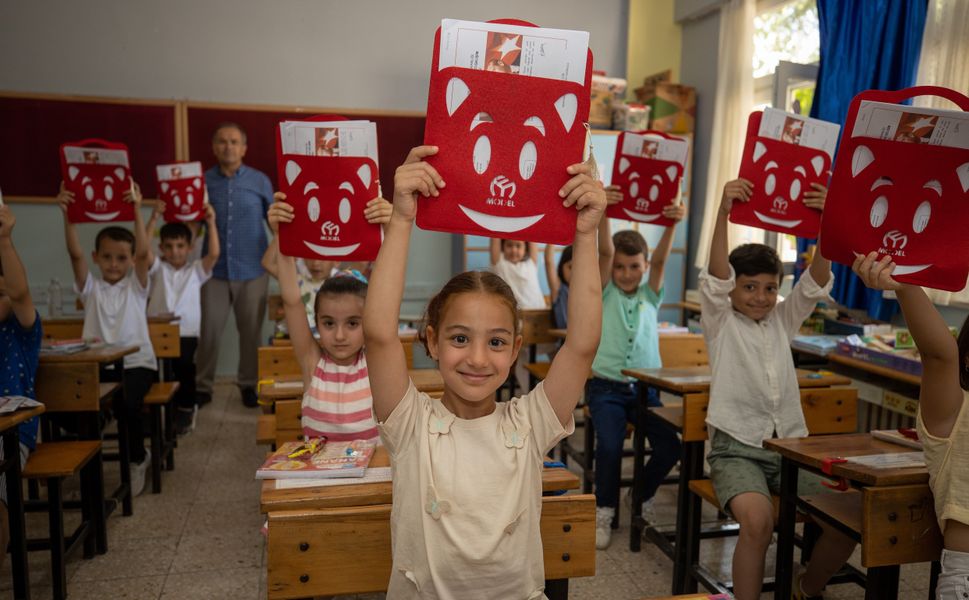 Yaklaşık 18 milyon öğrenci karnelerini alarak yaz tatiline girdi