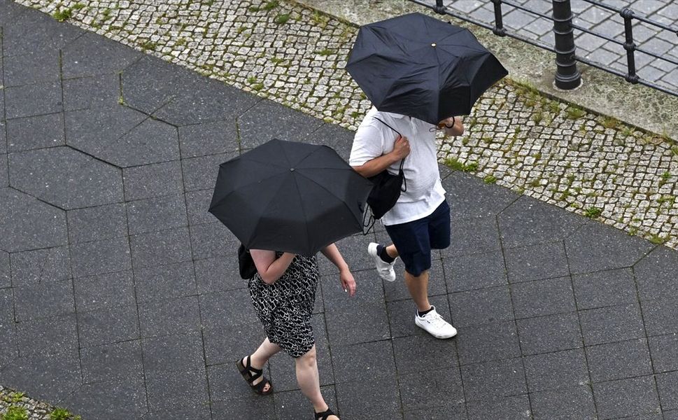 Almanya'da şiddetli yağmur ve dolu hayatı olumsuz etkiledi
