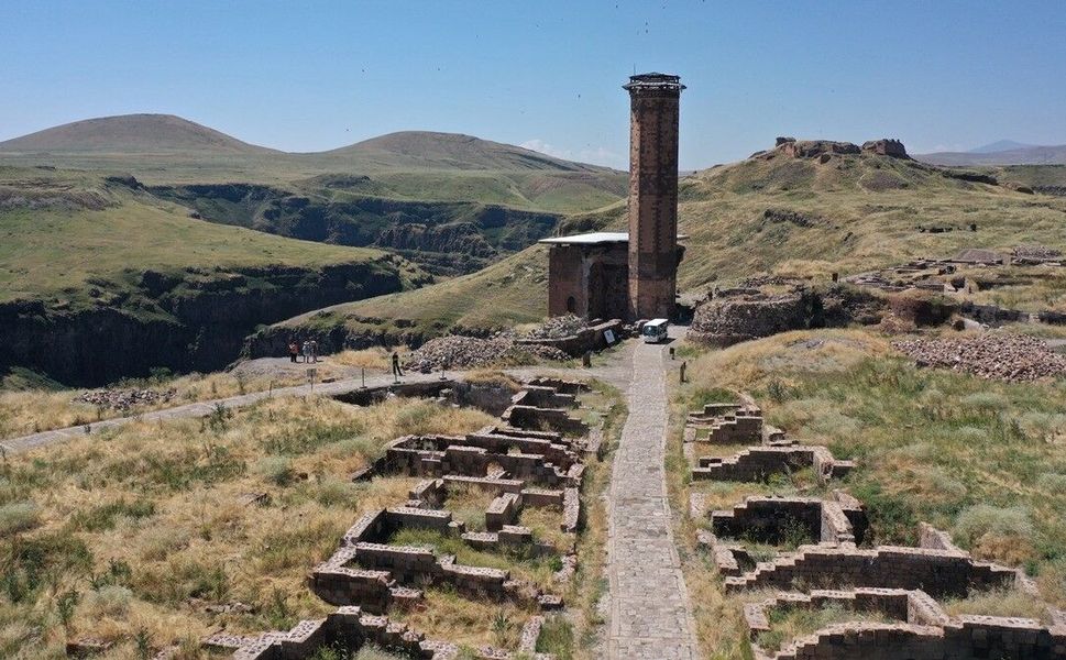 Ani'de Selçuklu Çarşısı'ndaki kazılarda 5 büyük küplü erzak deposuna ulaşıldı