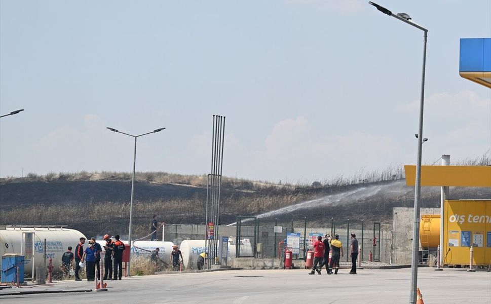 Ankara'da çıkan ot yangınına havadan ve karadan müdahale ediliyor