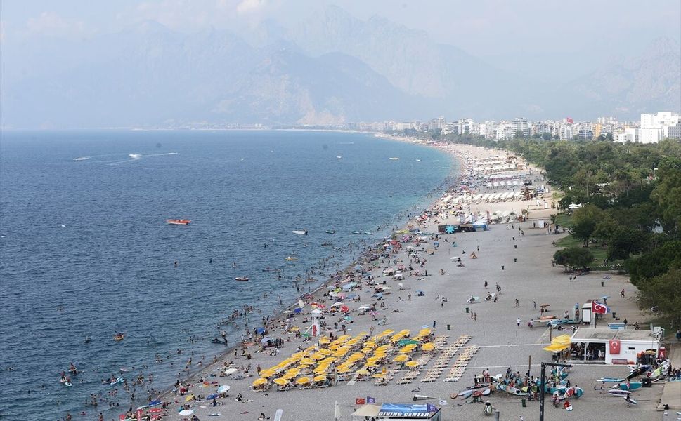 Antalya'da yüksek nem ve sıcaktan bunalanlar sahilleri doldurdu