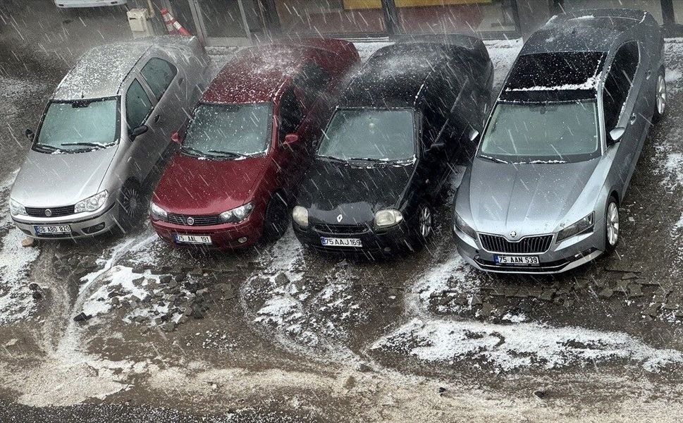 Ardahan'da sağanak ve dolu etkili oldu