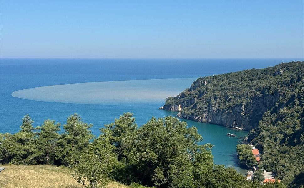 Bartın'da ırmağın taşıdığı çamurlu suyla denizin rengi değişti