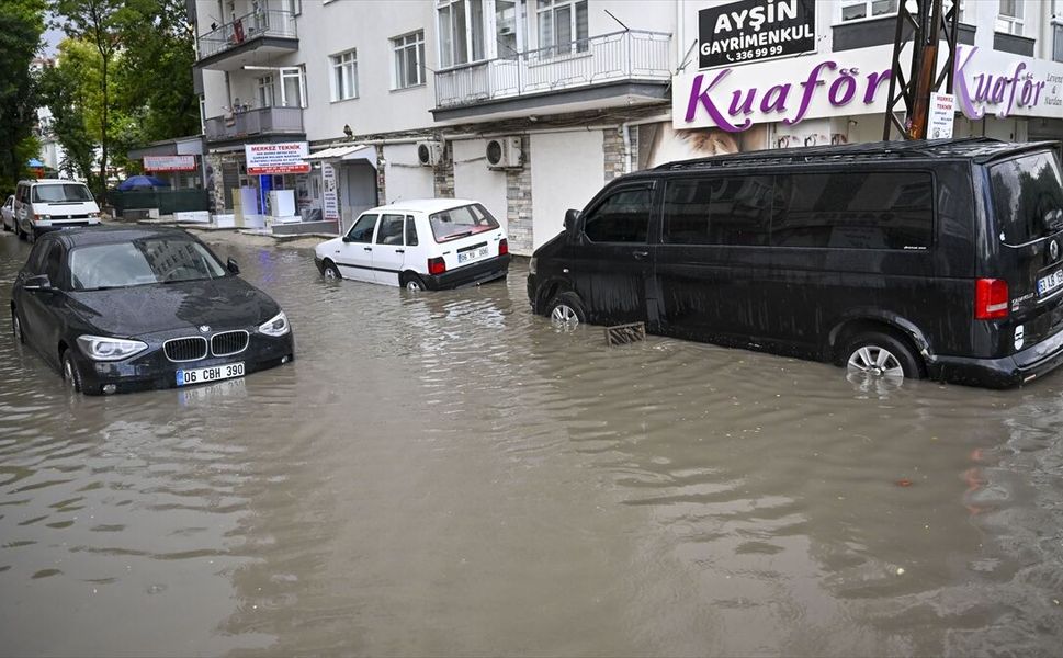 Başkentte sağanak hayatı olumsuz etkiledi