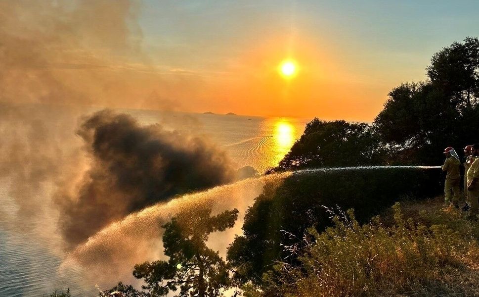Büyükada'da plajdaki restoranda başlayıp ormanlık alana sıçrayan yangına müdahale ediliyor