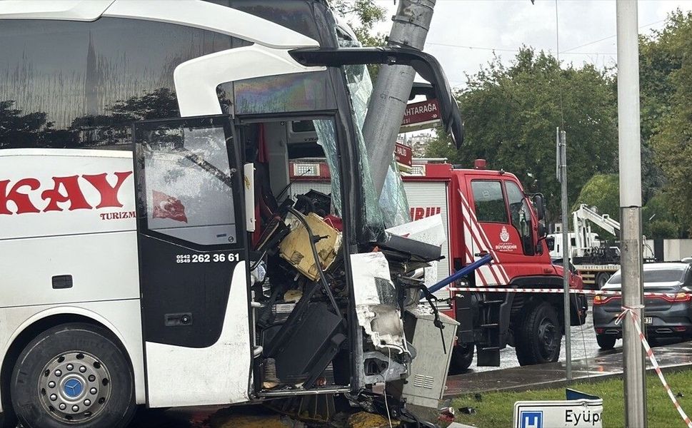 Eyüpsultan'da yolcu otobüsü ile otomobil çarpıştı, 30 kişi yaralandı