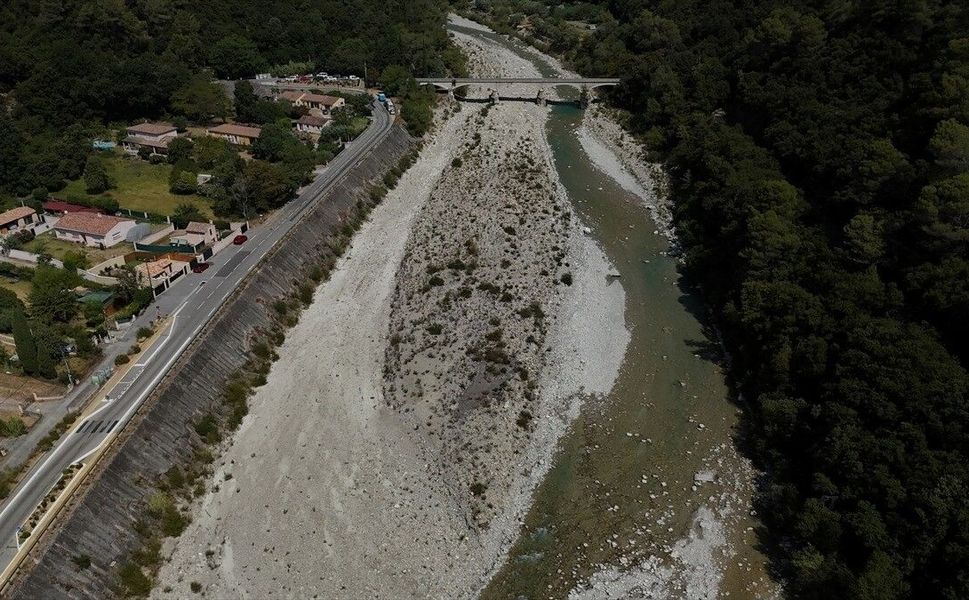 Fransa'da haftalardır süren aşırı sıcaklar nehirlerin su seviyesini düşürdü