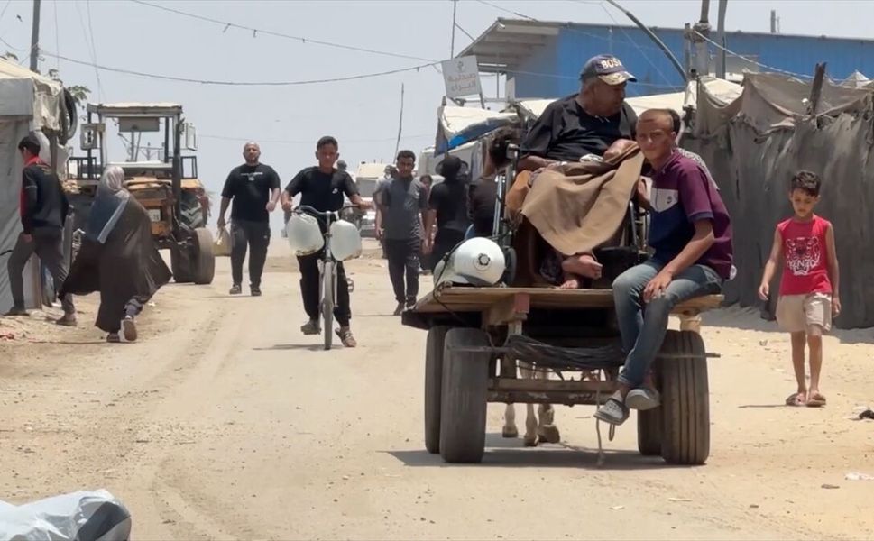 Gazze'de böbrek hastası 77 yaşındaki Hacci, at arabasında oksijen tüpüyle diyalize gidiyor