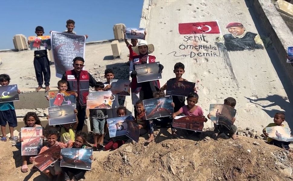 Gazzeli gençler, Şehit Ömer Halisdemir'i duvar resmiyle andı