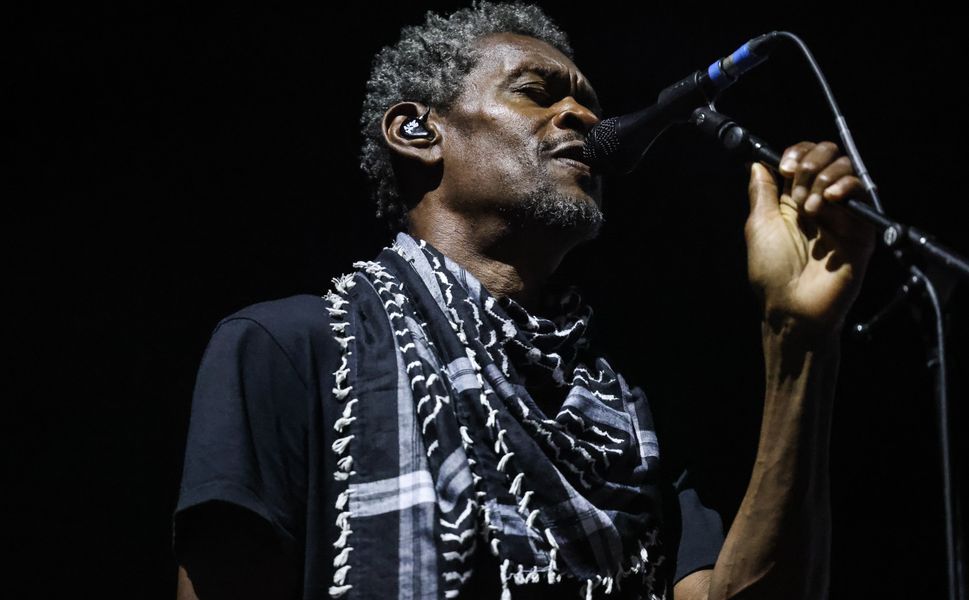 İngiliz müzik grubu Massive Attack'e, konserde Filistin bayrağı açtıkları gerekçesiyle soruşturma
