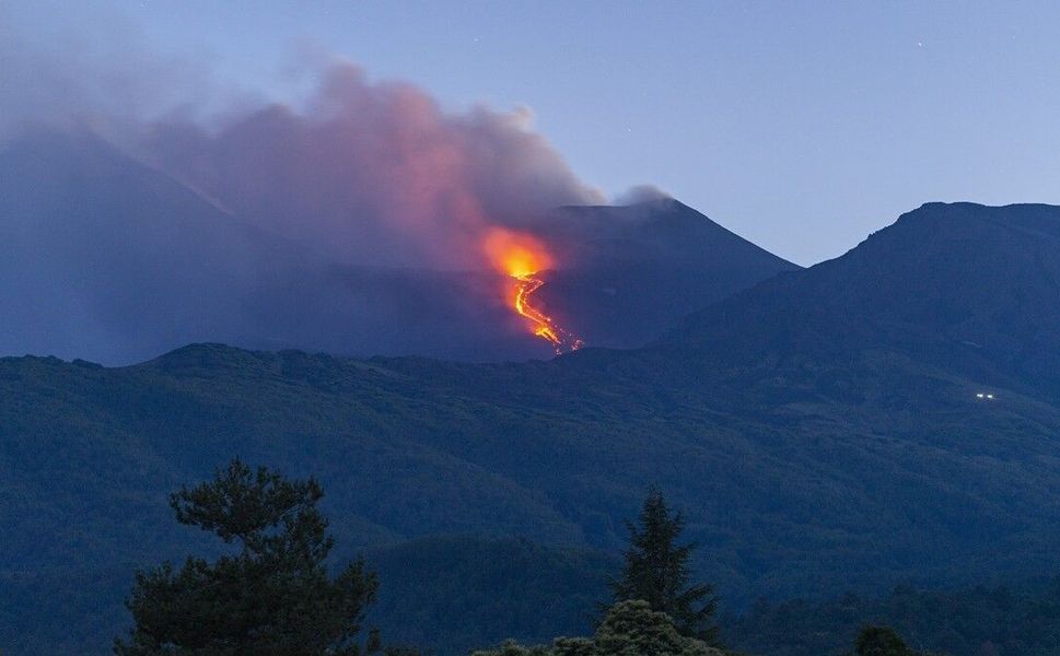 İtalya'da Etna Yanardağı kül ve lav püskürttü