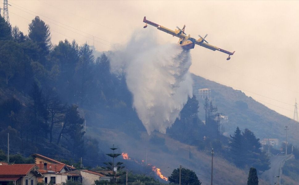İtalya'nın Sicilya Adası'nda orman yangınlarını söndürme çalışmaları sürüyor