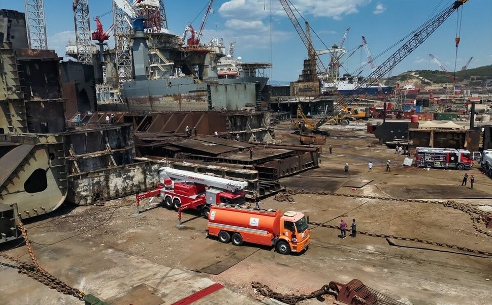 İzmir'de sökümü yapılan gemide çıkan yangın söndürüldü
