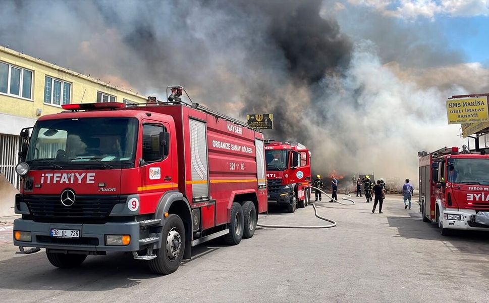 Kayseri'de hurdalıkta çıkan yangına ekipler müdahale ediyor