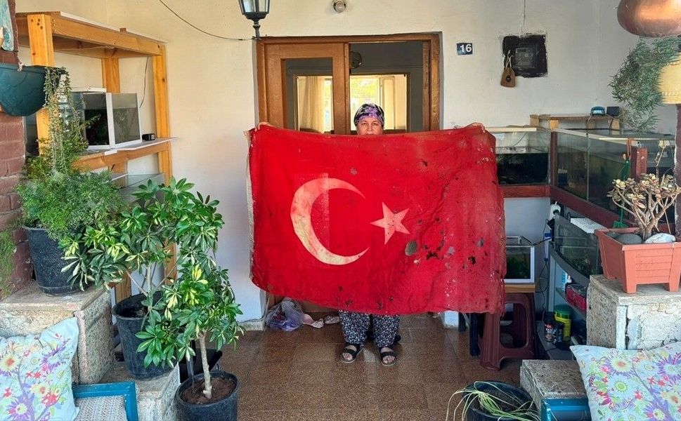 Kıbrıs Barış Harekatı'nda Mehmetçiğin kullandığı Türk bayrağını sandığında 36 yıldır saklıyor