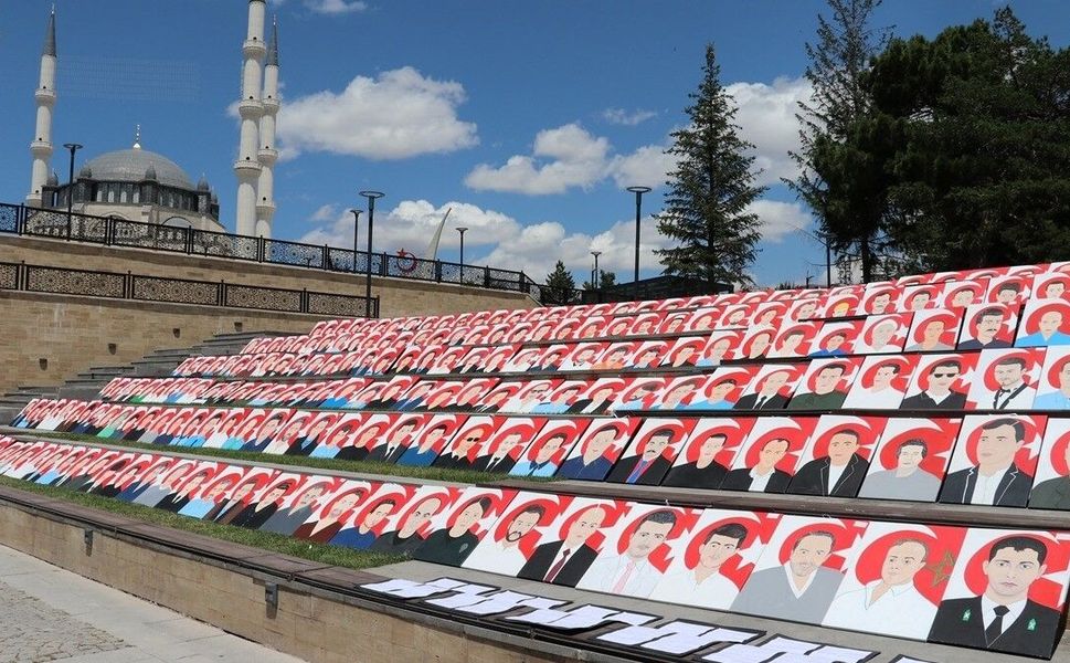 Ortaokul öğrencileri 15 Temmuz şehitlerinin resimlerini tuvale yansıttı