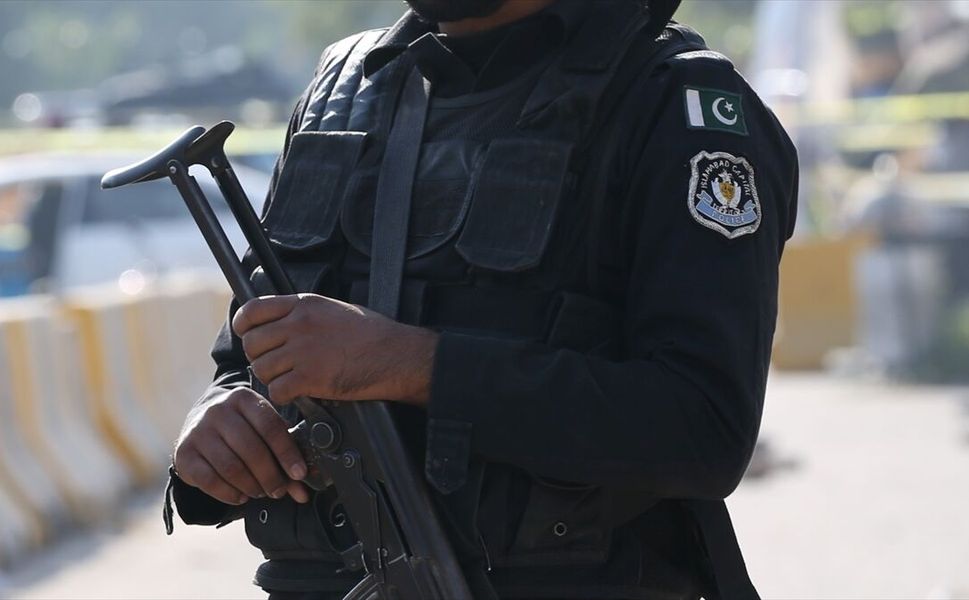 Pakistan'da yolcu otobüsünün uçuruma yuvarlandığı kazada 40 kişi hayatını kaybetti