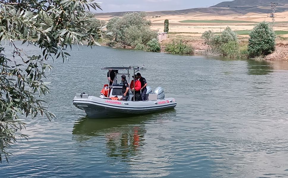 Sivas'ta Kızılırmak'ta akıntıya kapılarak kaybolan çocuğu arama çalışmaları sürüyor
