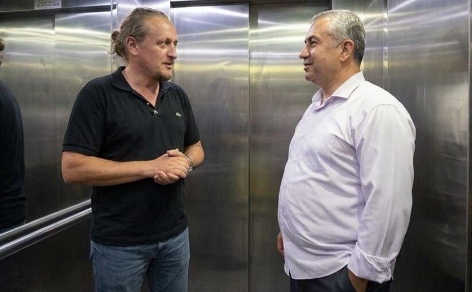 Asansörde belediye başkanını tanımayınca ortaya güldüren diyalog çıktı!