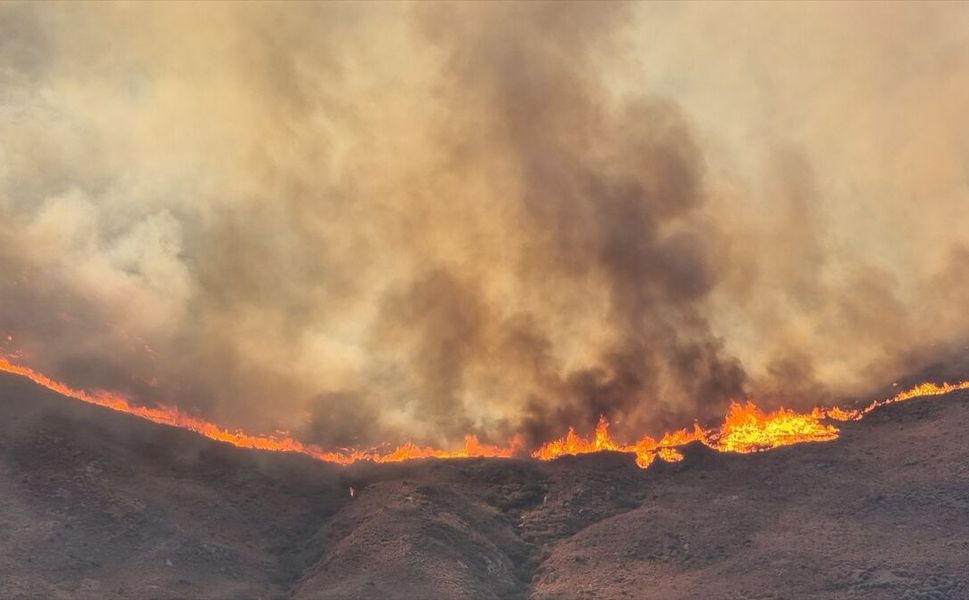 Yunanistan'da farklı bölgelerde çıkan yangınlara müdahale ediliyor