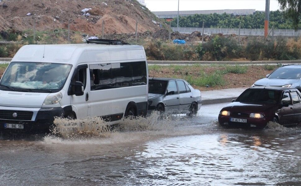 Adana'da sağanak ve şiddetli rüzgar etkili oldu