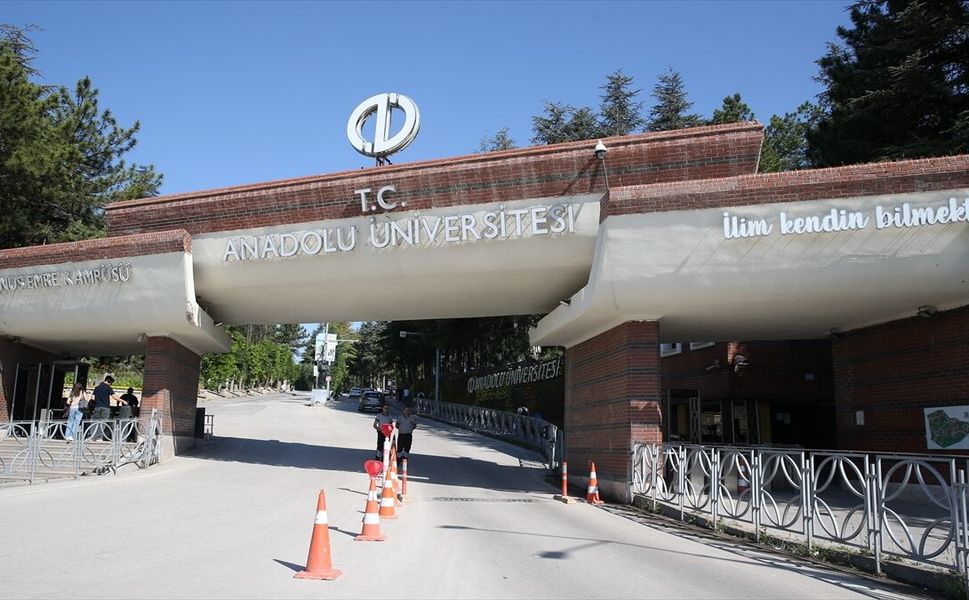 Anadolu Üniversitesi öğrenci affından yararlanacaklara farklı eğitim seçenekleri sunuyor
