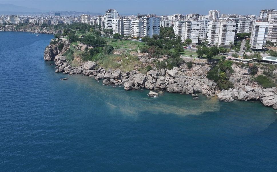 Antalya'da Falez Parkı'nda denize atık su sızıntısı