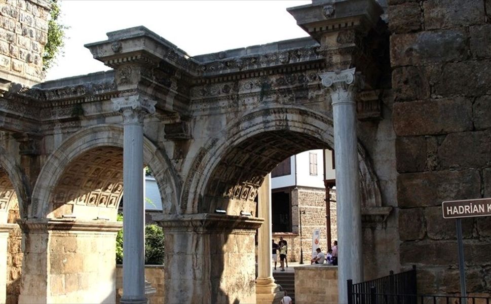 Antalya'daki 1900 yıllık Hadrian Kapısı kentin tarihine ışık tutuyor