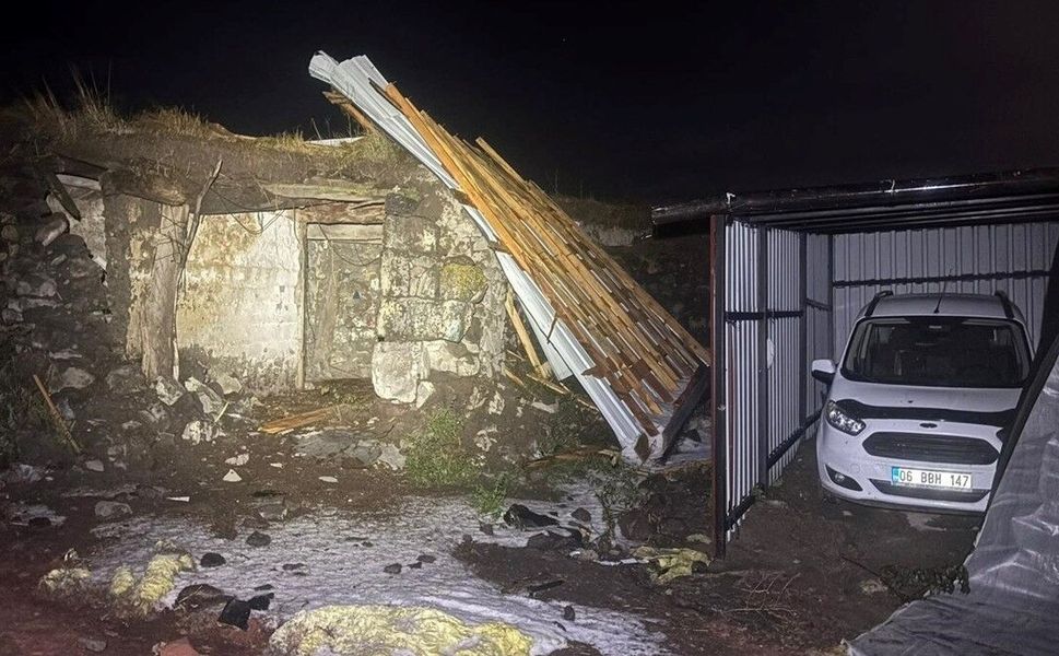 Ardahan'da sağanak, dolu ve şiddetli rüzgar etkili oldu