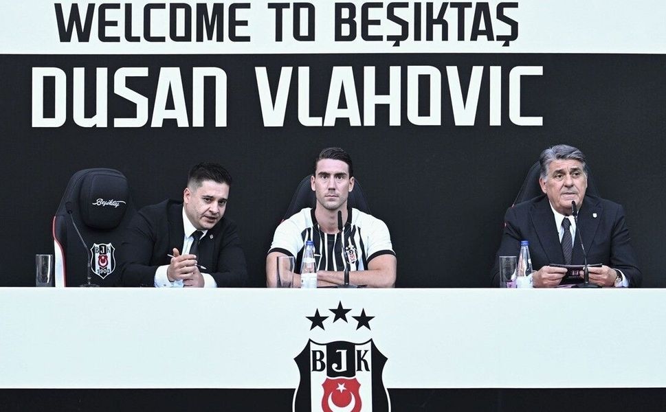 Beşiktaş Kulübü, Sırp golcü Dusan Vlahovic için imza töreni düzenledi