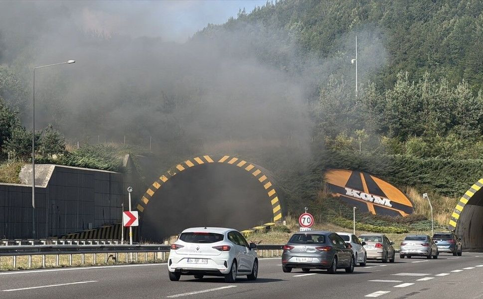 Bolu Dağı Tüneli'nde araç yangını nedeniyle Ankara istikametinde ulaşım sağlanamıyor