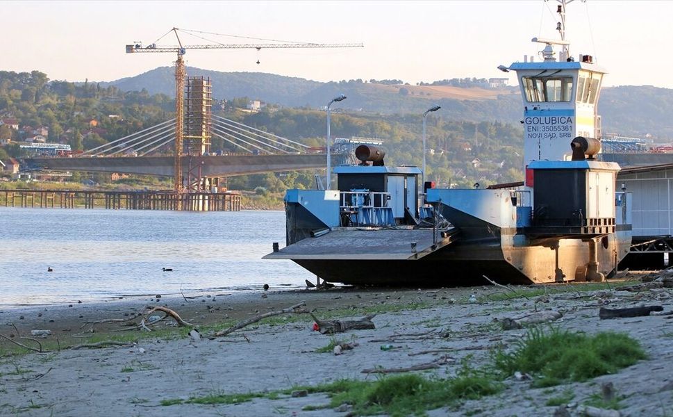 Bulgaristan'da Tuna Nehri'nde çok sayıda gemi düşük su seviyesi nedeniyle bekliyor