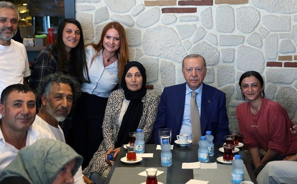Cumhurbaşkanı Erdoğan, Üsküdar'da esnafı ziyaret etti
