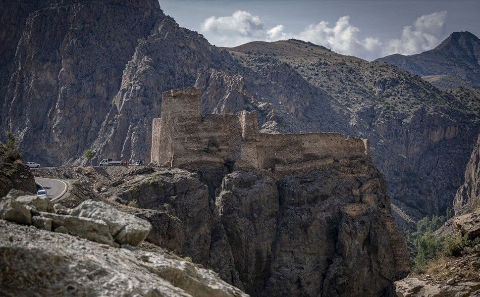 Doğa tutkunlarının ilgi gösterdiği sarp kayalıklardaki kaleye ulaşım artık daha kolay