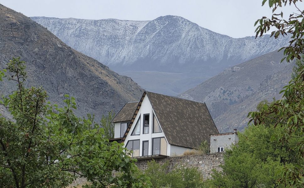 Erzincan'daki Esence Dağı'nın zirvesi ağustosta yağan doluyla beyaza büründü