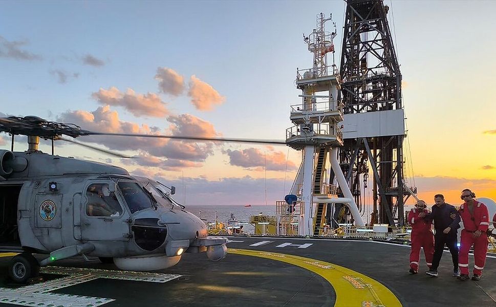 Fatih sondaj gemisinde iş kazası geçiren personel Deniz Kuvvetlerinin helikopteriyle tahliye edildi