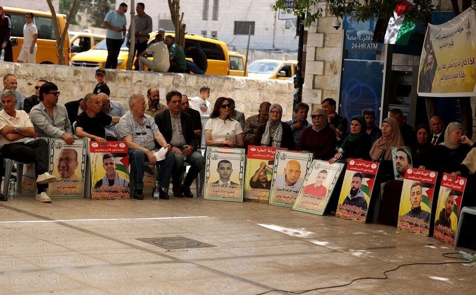 Filistinliler, Gazze halkı ve İsrail hapishanelerindeki esirlerle dayanışmak amacıyla gösteriler düzenledi