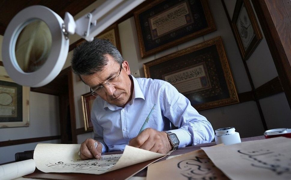 Güvenlik kulübesinde izlediği TRT belgeselinden etkilenip hattat oldu