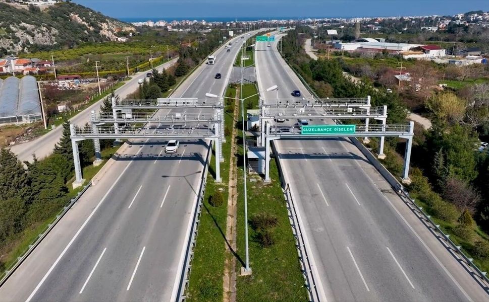 Kara yollarında serbest geçiş başladı, eski gişeler kaldırılıyor