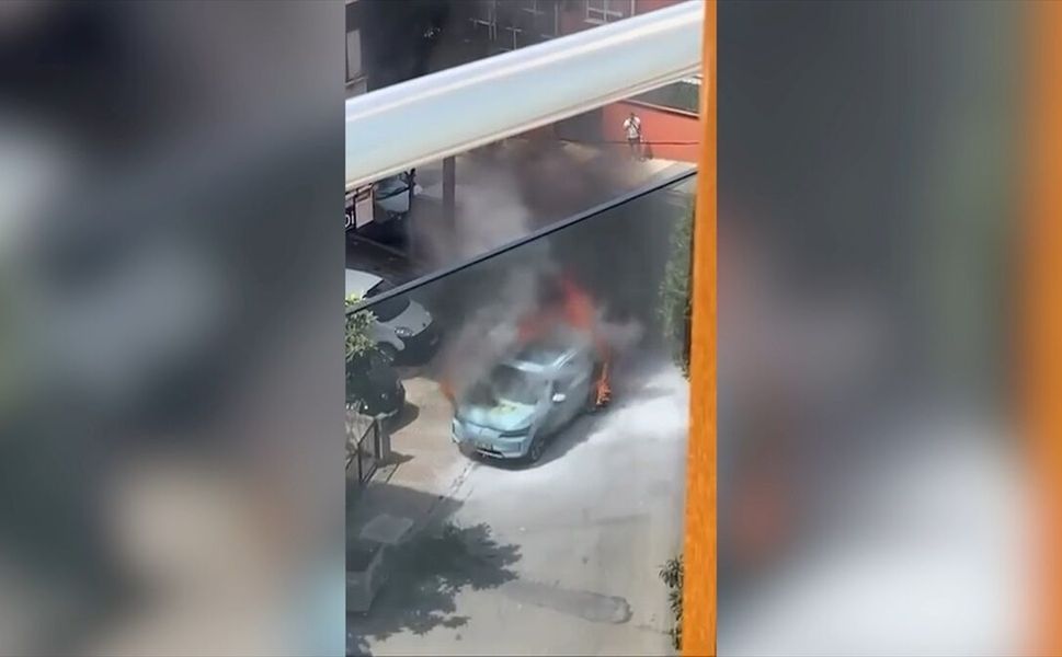 Maltepe'de park halindeki elektrikli otomobil yandı