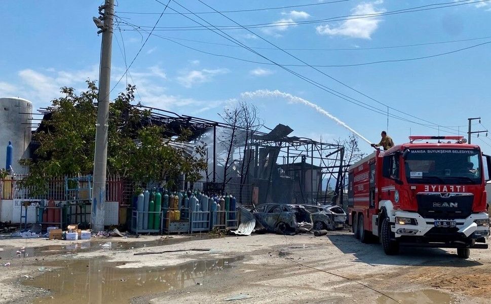 Manisa'da oksijen dolum tesisinde çıkan yangında 2 kişi hayatını kaybetti, 2 kişi yaralandı