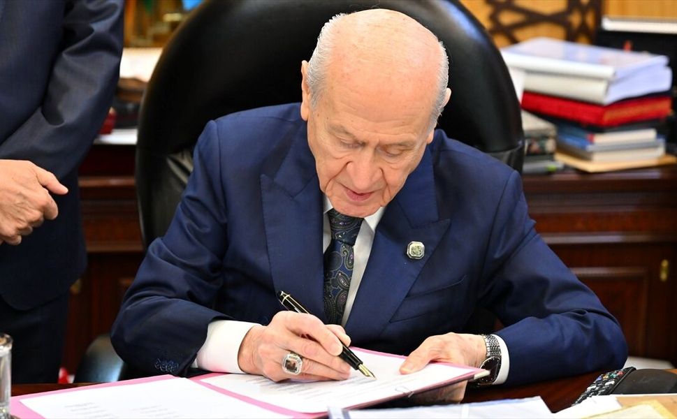 MHP Genel Başkanı Devlet Bahçeli'den 'çerçeve yasa' imzası