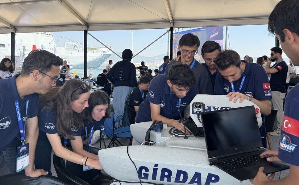 TEKNOFEST Mavi Vatan'da gençlerin insansız deniz araçları jüri karşısında