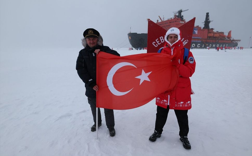 Uluslararası keşif gezisine katılan Türk genç, Kuzey Kutbu'nda Türk bayrağını dalgalandırdı