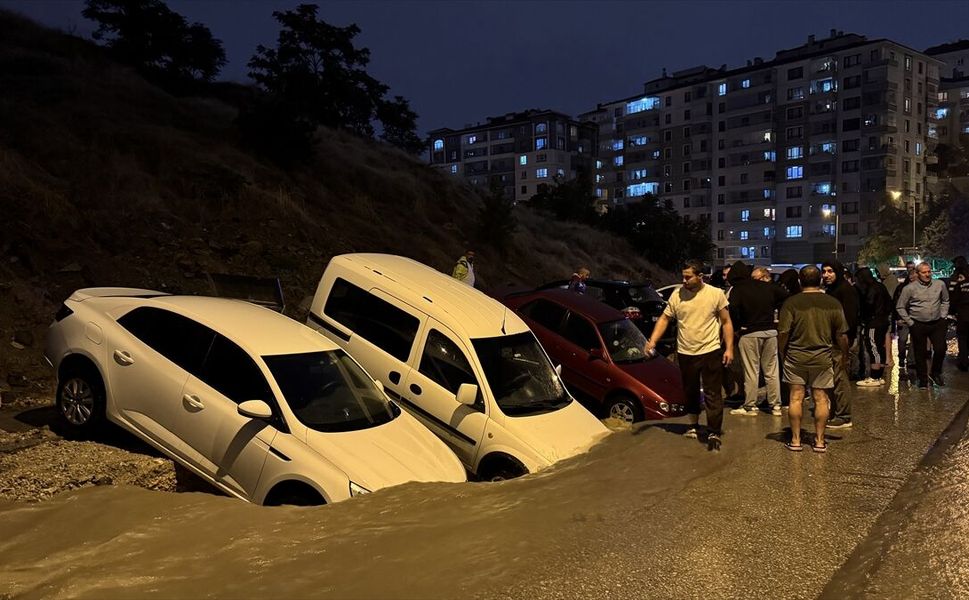 Ankara'da sel nedeniyle çöken yolda çok sayıda araç hasar gördü