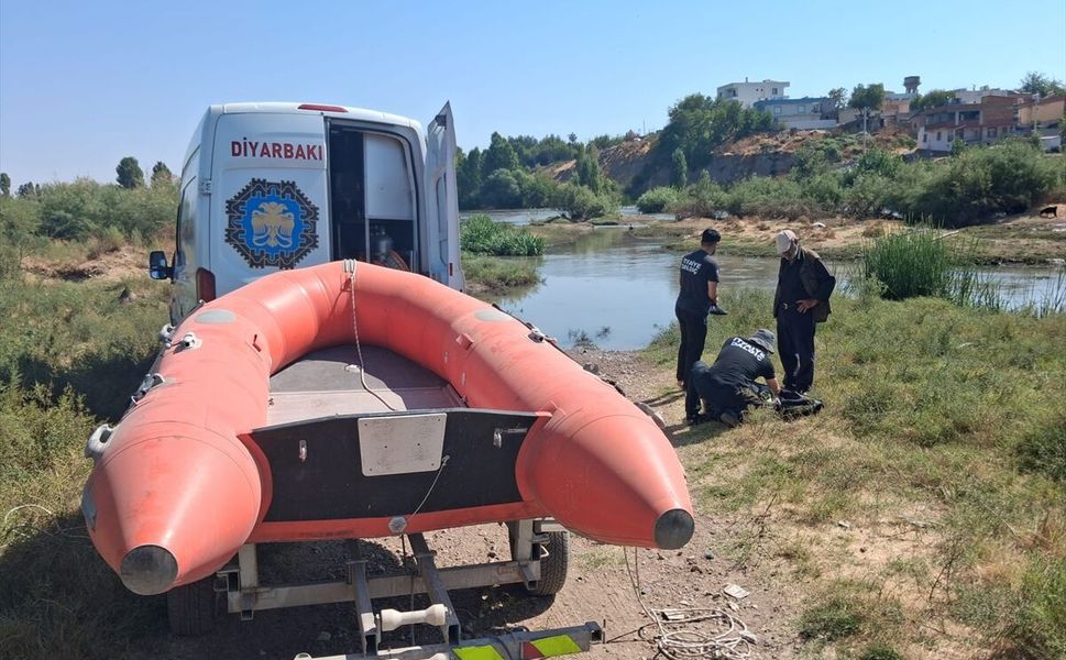 Dicle Nehri'nde mahsur kalan keçiler kurtarıldı