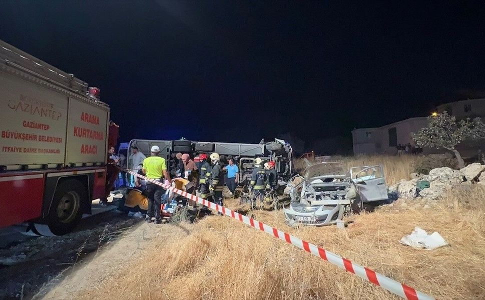 Gaziantep'te yolcu midibüsü ile otomobilin çarpışması sonucu 7 kişi hayatını kaybetti, 13 kişi yaralandı