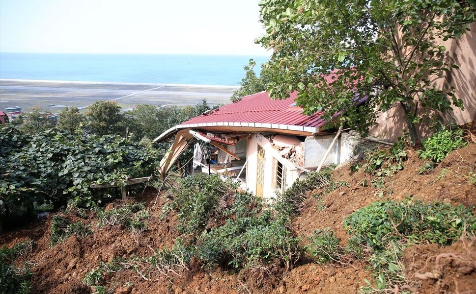 Rize Valisi Baydaş, taşkın ve heyelan yaşanan Pazar'da incelemelerde bulundu