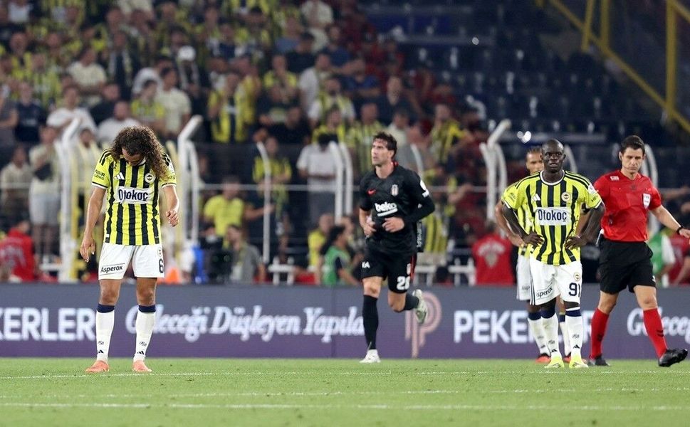 Süper Lig'de sezonun ilk derbisi Beşiktaş'ın Fenerbahçe'ye 2-1 üstünlüğü ile sona erdi