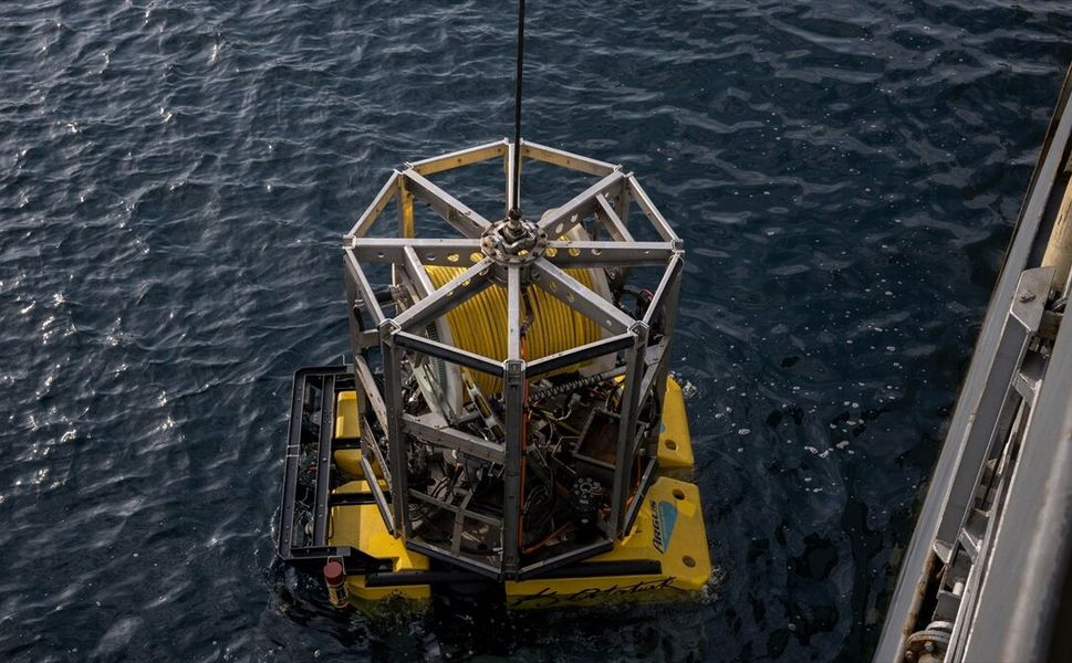 TCG Alemdar ve TCG Işın, Girne'de 550 metre derinlikte robotik dalış ve taramalarını sürdürüyor